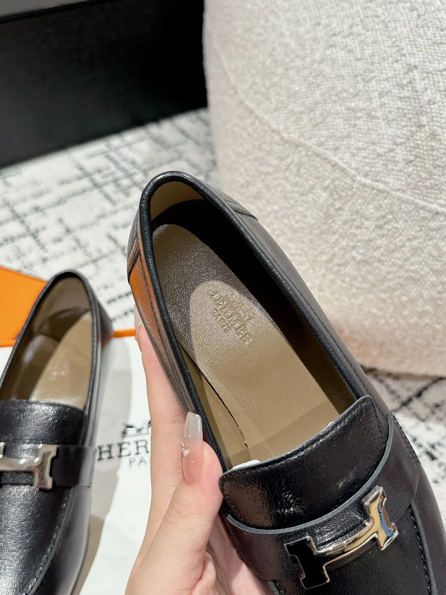 👟👟Ex-factory price 720👟👟 (top version) Hermes/25ss classic model is undoubtedly the leader in luxury goods. Every single product is very popular‼ ️Although the styles are few, they are more refined and more classic. They never go out of style. They are a brand that maintains and appreciates value. It is rare to have such a reputation in consumer goods sincerely! This pair of shoes is a classic style of this brand. It is decorated with metal buckles exclusive to Hermès. It is a classic that has become more and more beautiful over the course of history. We will bring out some goods from the channel in small quantities! The leather feels very, very soft and feels like baby skin! Feel the luxury! Supplies are huge! ✔️Material: imported sheepskin upper ✔️Inner lining/foot pads: imported sheepskin ✔️Outsole: genuine leather ➕tpu bottom ⚠️ ✔️Size: 35/36/37/38/39 (40/41/42 can be ordered)